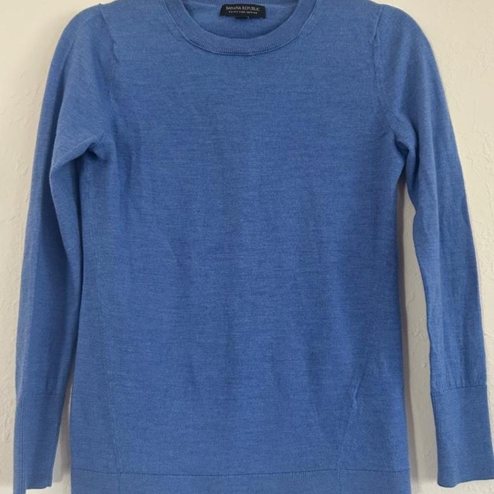 Old money, minimalist Banana Republic 100% Merino Wool Cornflower Blue Sweater S